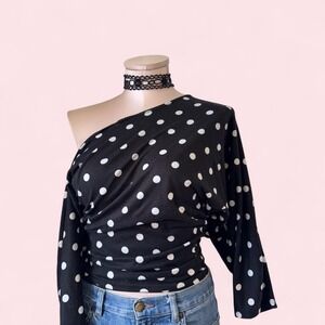 Polka dot ruched one-shoulder top 🖤🤍 Chic black and white polka dot top